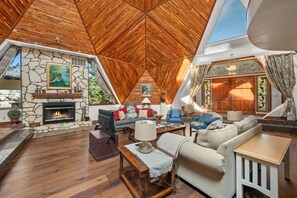 Casa básica, varanda, vista para a montanha | Área de estar