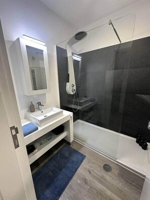 Shower, hair dryer, towels, soap - Vista at Madeira Home Cliff Residence Stunning Sea Views near airport and beach (Gaula)