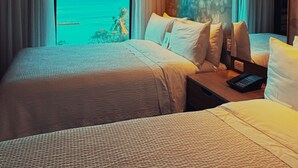 Sengetøy av topp kvalitet, minibar og skrivebord