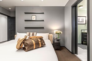 Ein modernes Schlafzimmer mit einem Bett, Nachttischen und einem Beistelltisch.