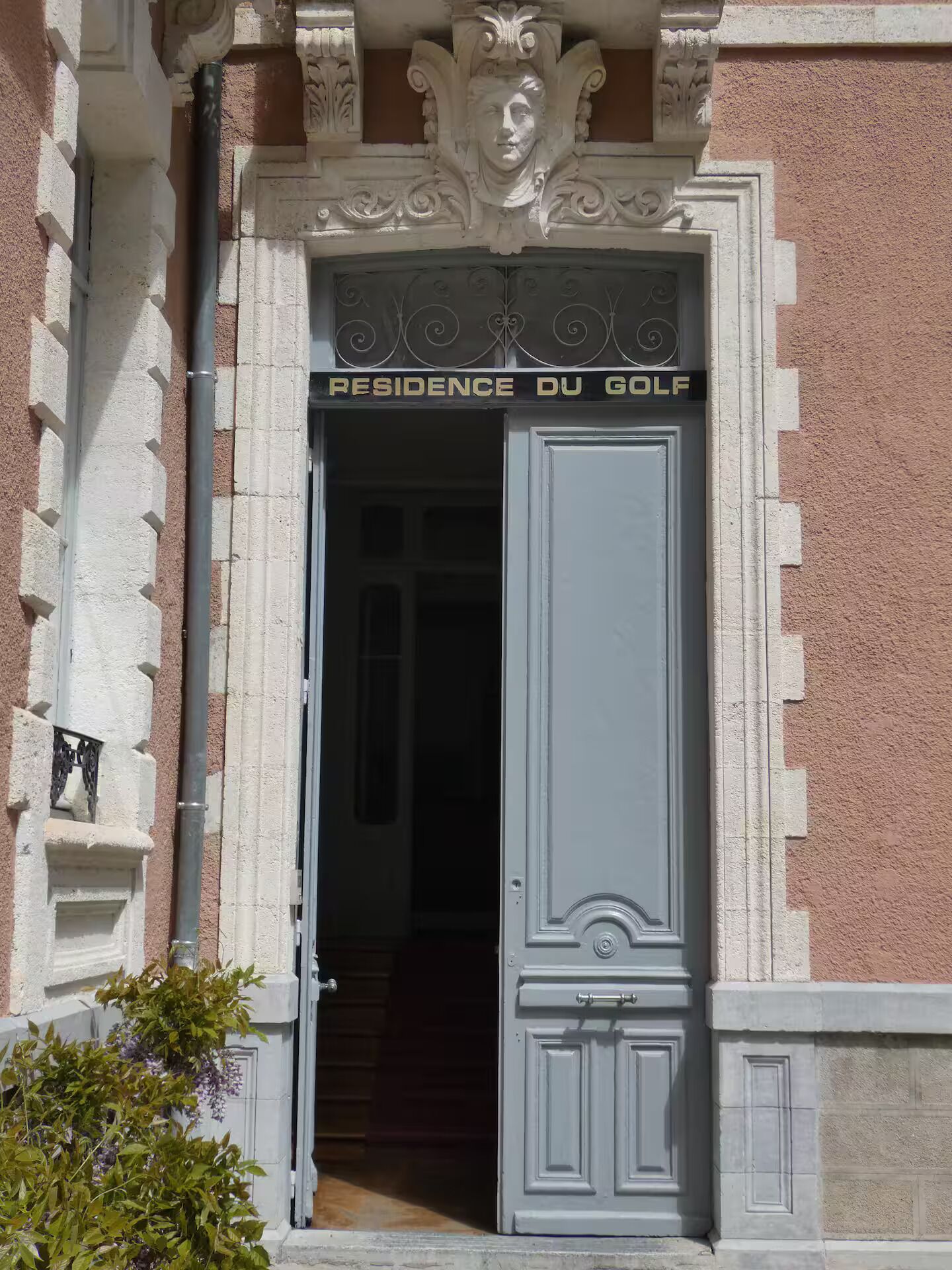 A building entrance with a sign reading "RESIDENCE DU GOLF".