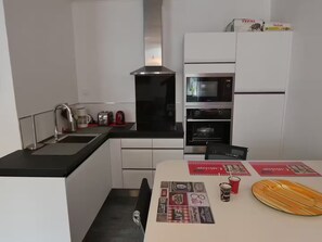 Private kitchen - Lous Maynats apartment in village center close to all amenities (Cauterets)