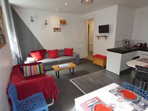 Living area - Lous Maynats apartment in village center close to all amenities (Cauterets)