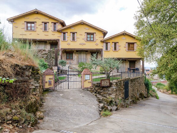 House | Exterior - Lakefront Retreat in Casas del Monte (Casas del Monte)