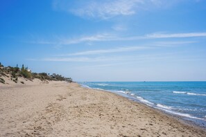 Sun-loungers, beach towels - Sea View at White Pearl Beach II, Elviria, Marbella (Marbella)