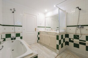 Hair dryer, bidet, towels, soap - Sea View at White Pearl Beach II, Elviria, Marbella (Marbella)