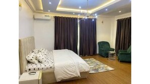 Room - Lovely & tranquil 3-bedroom, 2 living rooms house with 24/7 Solar and Grid. (Lekki)