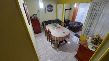 Phòng đơn cơ bản, sân hiên, quang cảnh thành phố | Nội thất