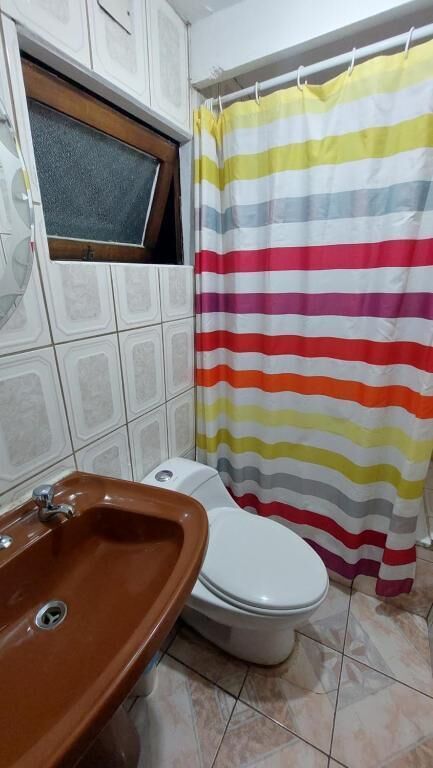 Habitación individual básica, patio, vista a la ciudad | Baño | Secadora de cabello, toallas, papel de baño 