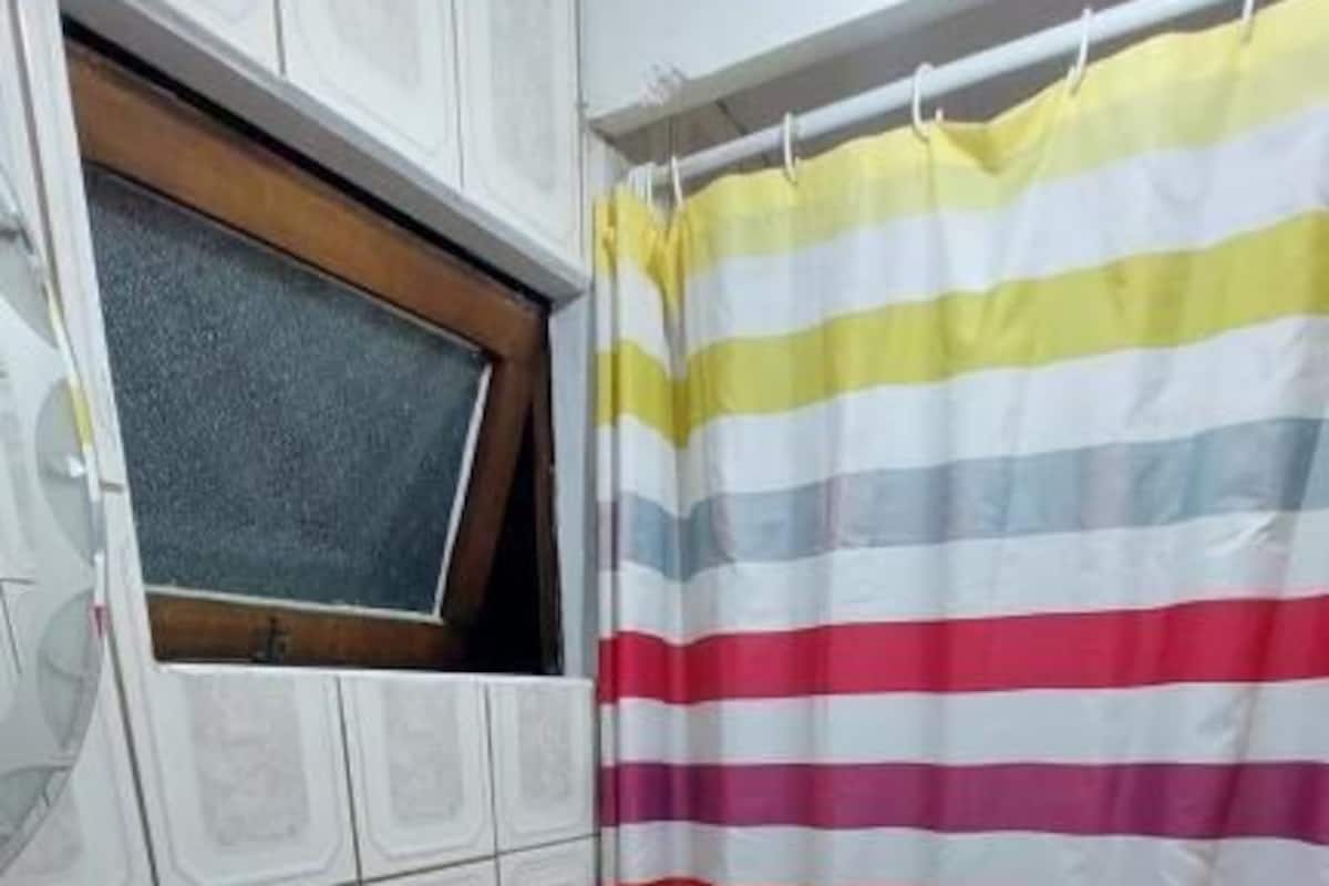 Habitación individual básica, patio, vista a la ciudad | Baño | Secadora de cabello, toallas, papel de baño