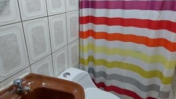 Habitación individual básica, patio, vista a la ciudad | Baño | Secadora de cabello, toallas, papel de baño