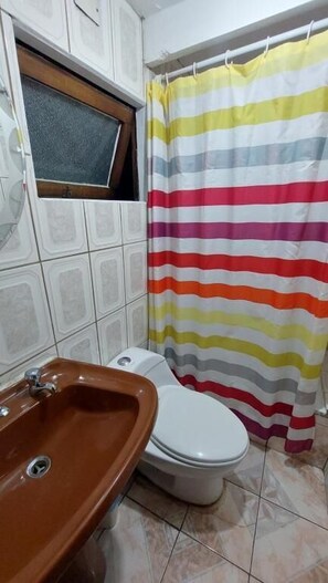 Habitación individual básica, patio, vista a la ciudad | Baño | Secadora de cabello, toallas, papel de baño 