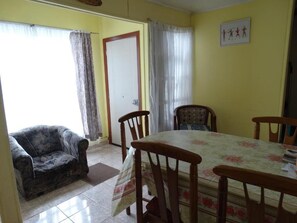 Habitación individual básica, patio, vista a la ciudad | Restaurantes