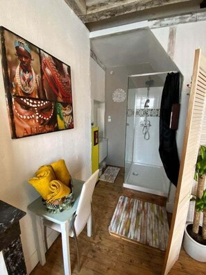 Family Room, Private Bathroom, City View | Bathroom