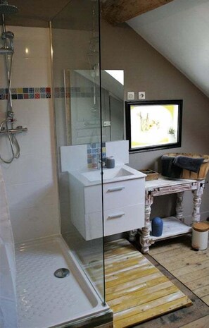 Chambre Classique avec lits jumeaux, 2 lits une place, vue ville | Salle de bain