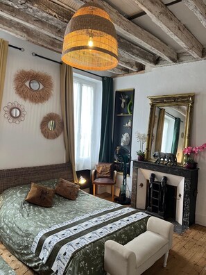 A room with a bed, a chair, a fireplace, and decorative mirrors. - Les Petites Mirabelles  (Noyers-sur-Cher)