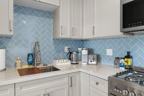 Fridge, microwave, oven, stovetop - Pacific Tides 6 - Remodeled Studio Steps to Bay In Pacific Beach w/ AC + Parking (San Diego)