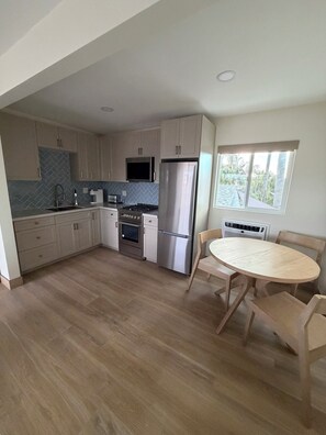 Fridge, microwave, oven, stovetop - Pacific Tides 6 (San Diego)