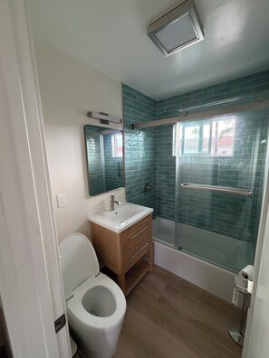 Hair dryer, towels, soap, shampoo - Pacific Tides 6 (San Diego)