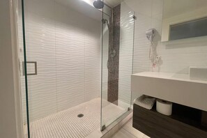 Deluxe Room, 1 King Bed, Non Smoking | Bathroom