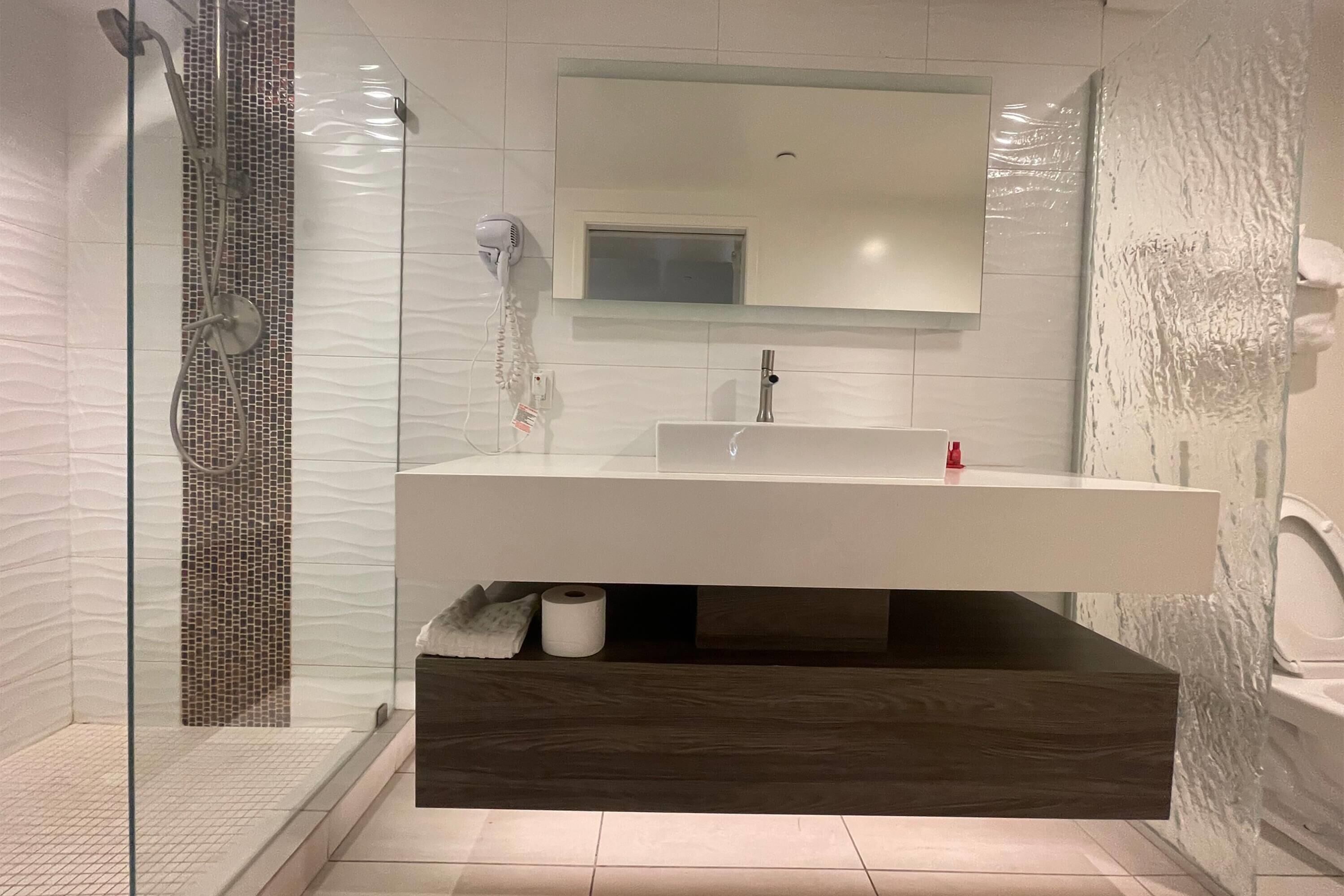 Deluxe Room, 1 King Bed, Non Smoking | Bathroom