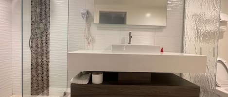 Deluxe Room, 1 King Bed, Non Smoking | Bathroom