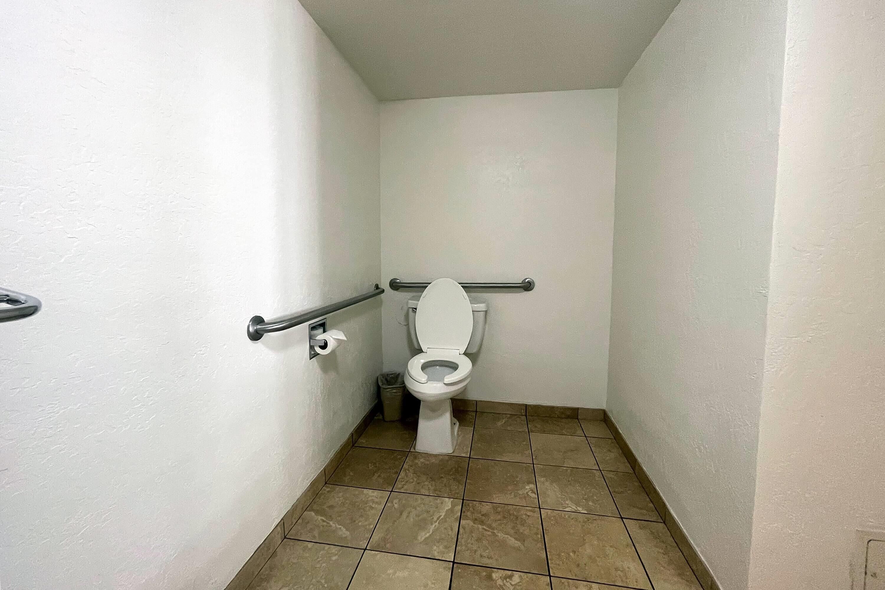 Salle de bain accessible aux personnes à mobilité réduite