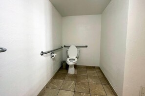 Accessible bathroom - Howard Johnson By Wyndham Tempe University/Phoenix (Phoenix)
