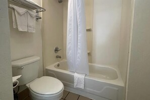 Bathroom - Howard Johnson By Wyndham Tempe University/Phoenix (Phoenix)