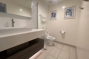Bathroom - Howard Johnson By Wyndham Tempe University/Phoenix (Phoenix)