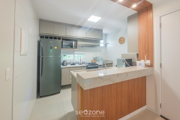 Basic Apartment | Private kitchen - Condo Apt w/ Pool in Guarajuba Agu0000 (Camaçari)