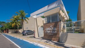 Un bâtiment moderne sur lequel on peut lire l’inscription : « GUARASUBA PALM BEACH ».