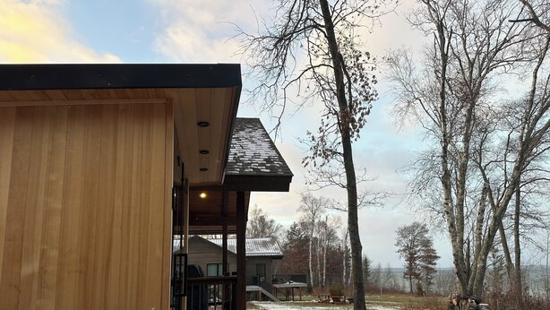 A wooden building with a hot tub and a covered patio area. - Where wilderness meets luxury on Lake Winnie/Chippawa National Forest (Bena)