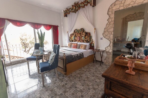 A bedroom with a bed, a chair, a small table, and a dresser. - Villa Peñasco (Ezequiel Montes)