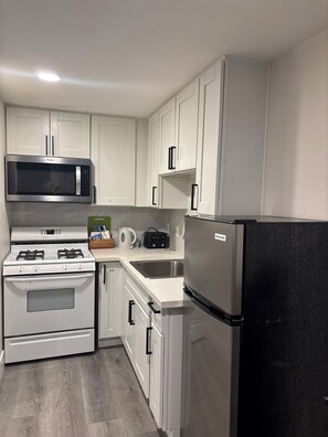 Private kitchen - Fully renovated a year ago, fully equipped, convenience, excellent location. (Pasadena)
