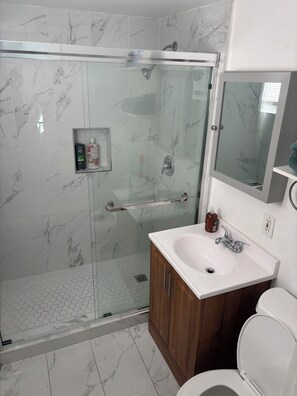 Shower, hair dryer, towels, soap - Fully renovated a year ago, fully equipped, convenience, excellent location. (Pasadena)