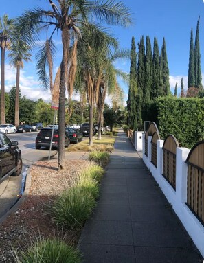 Property grounds - Fully renovated a year ago, fully equipped, convenience, excellent location. (Pasadena)
