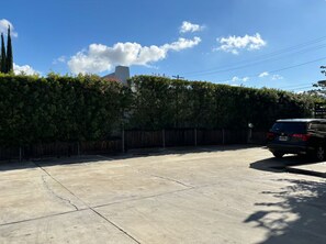 Property grounds - Fully renovated a year ago, fully equipped, convenience, excellent location. (Pasadena)