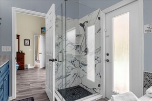 Shower, hair dryer, towels, toilet paper - Beautiful Glenbrook Pool Home with 4 Bedrooms & 3 Bathrooms (Clermont)