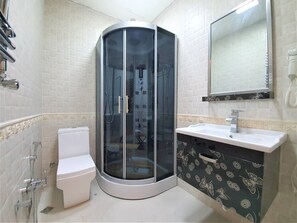 Hair dryer, towels, soap, toilet paper - apartament in old gorgia (T'bilisi)