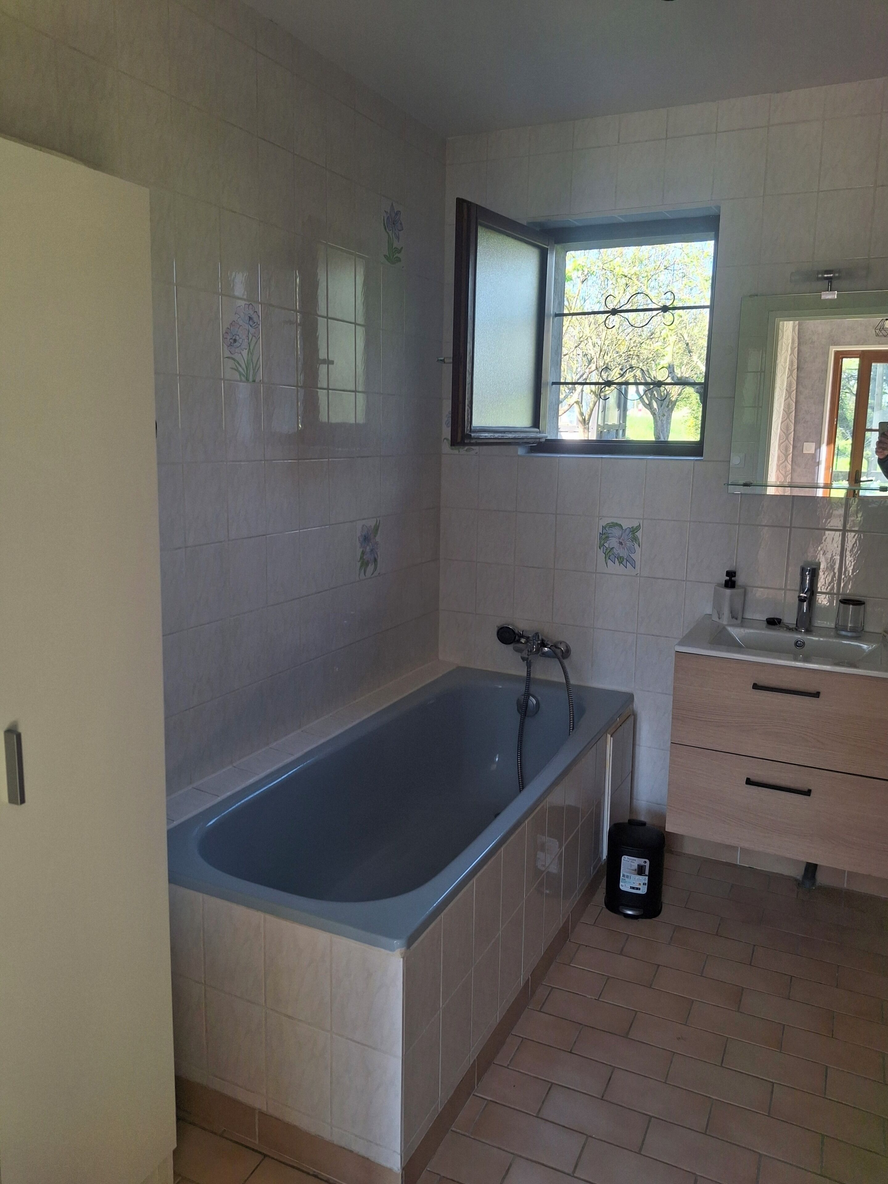 Sèche-cheveux, papier toilette