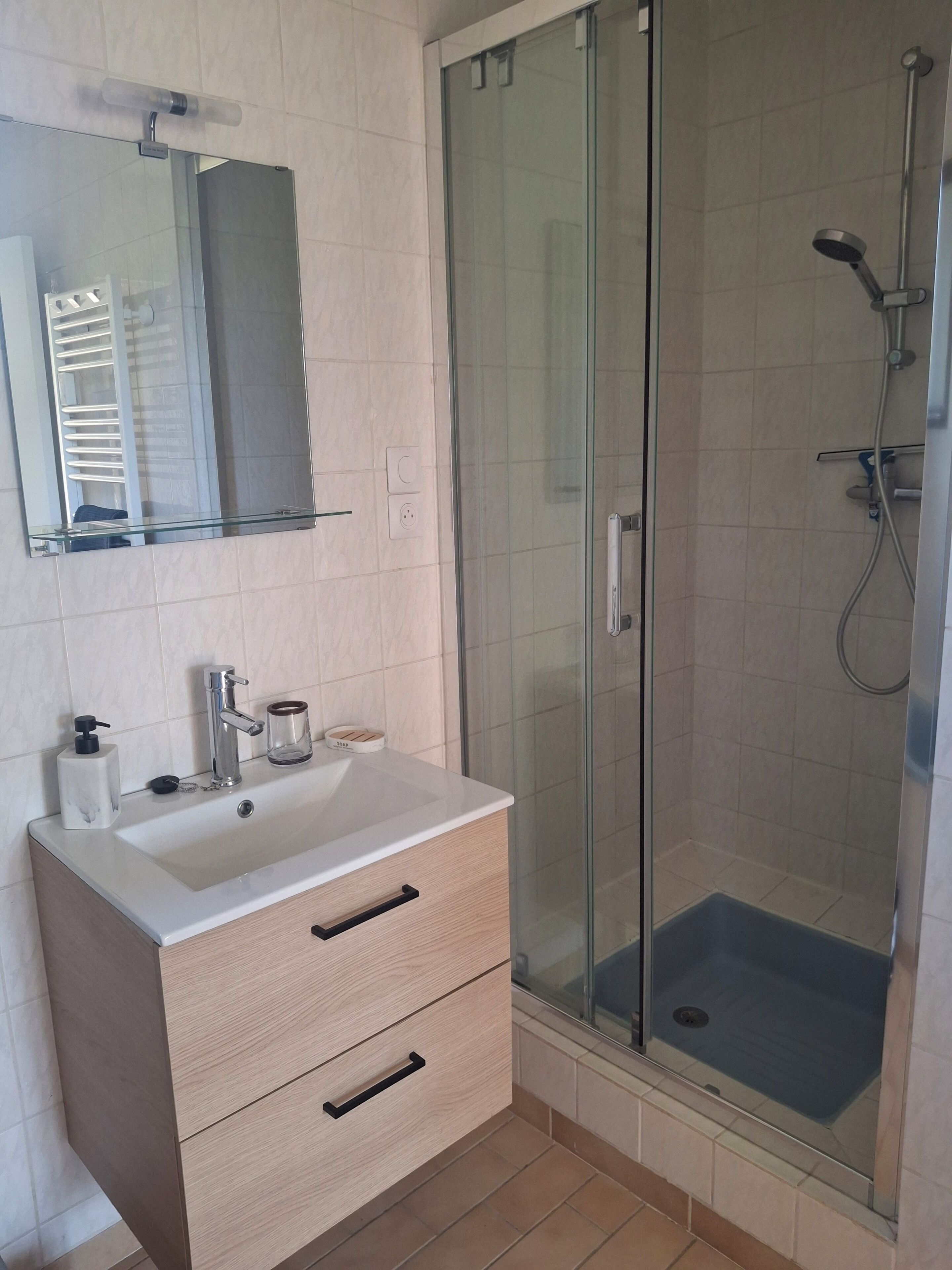 Sèche-cheveux, papier toilette