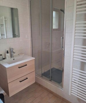 Een haardroger, toiletpapier