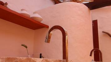 Deluxe Double Room, 1 Queen Bed | Bathroom