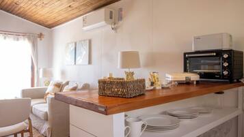 Cabin, Multiple Beds, Garden View | Private kitchen