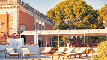 Una piscina al aire libre de temporada