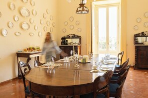 Desayuno con opciones de la cocina local incluido todos los días 