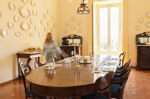 Café da manhã com pratos da culinária local grátis todos os dias
