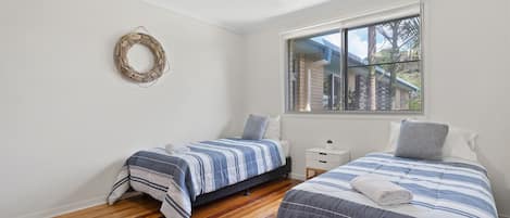 3 bedrooms, iron/ironing board, bed sheets