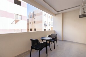 Deluxe Apartment, 3 Bedrooms, Balcony, City View | Tempat makan luar